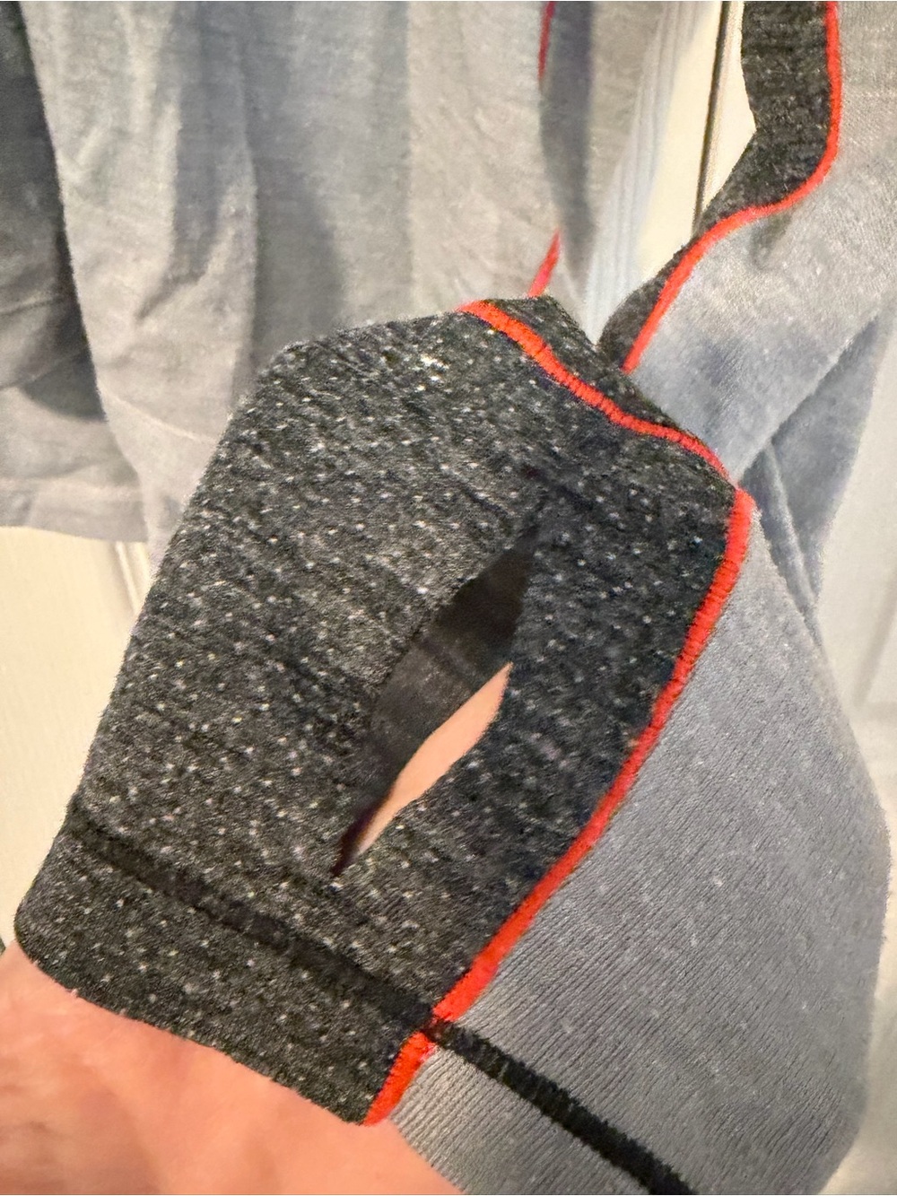 Flawed Smartwool Light Gray Dark Charcoal quarter Zip-Front Red Trim thumb hole - Picture 7 of 10